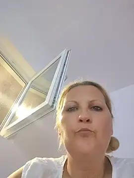 Divineblond online show from June 10, 8:30 pm