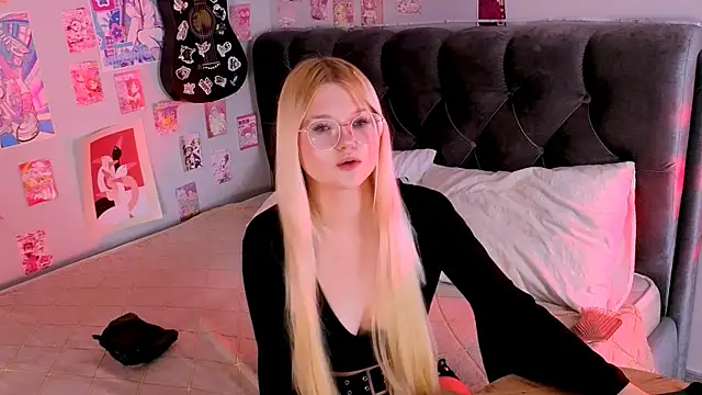 Snapshot of LunariaFox chatting on July 9, 2:54 pm LunariaFox online show from July 9, 2:54 pm