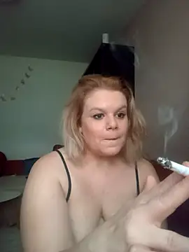 Snapshot of Maryquenn chatting on June 22, 4:37 pm Maryquenn online show from June 22, 4:37 pm
