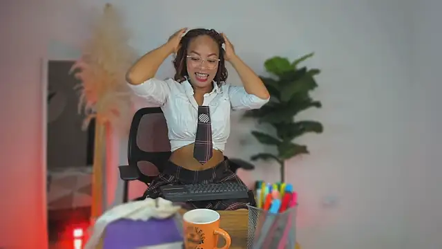 Lynncute online show from June 6, 4:06 am