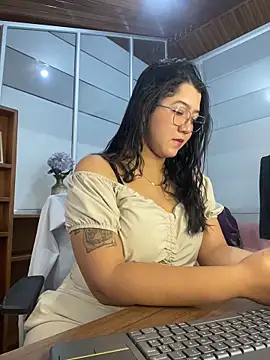 Chloe Thomsoon  online show from May 31, 11:50 am
