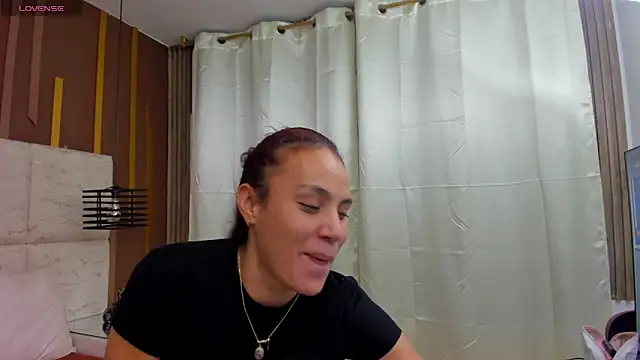 Snapshot of AlahiaEvanz chatting on May 22, 2:30 am AlahiaEvanz online show from May 22, 2:30 am