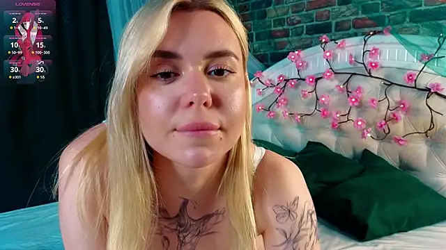 AveriRigby online show from May 19, 8:31 am