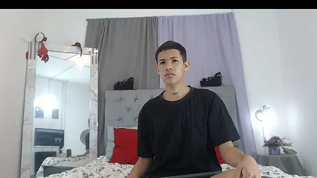 PhillipCox online show from June 3, 3:31 am