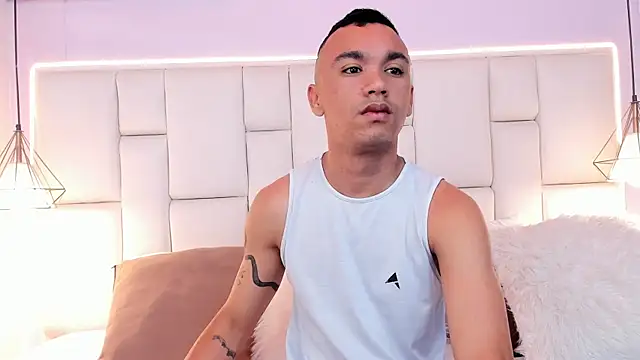 AndresSolorzano1 online show from June 19, 5:34 am