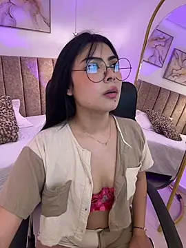 Snapshot of SofiVelvet_ chatting on May 1, 6:23 pm SofiVelvet online show from May 1, 6:23 pm