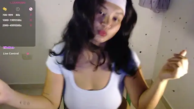 Snapshot of Lily____ chatting on May 2, 12:59 am Lily online show from May 2, 12:59 am