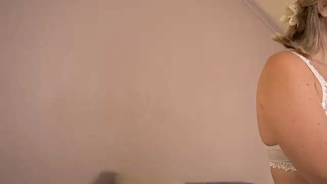 Snapshot of Lunea_Evienne_ chatting on July 30, 8:13 am Lunea Evienne online show from July 30, 8:13 am