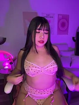 iEmily  online show from June 7, 1:10 am