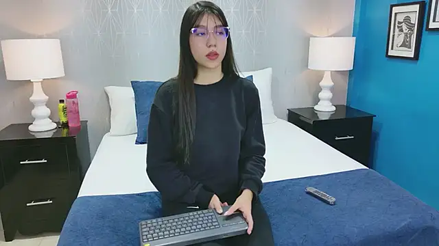 Snapshot of VioletSweetts chatting on June 2, 8:55 pm VioletSweetts online show from June 2, 8:55 pm