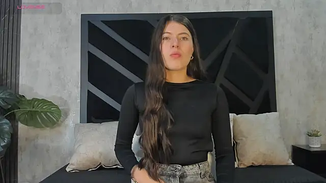 Snapshot of Hillary_myerss_ chatting on June 6, 5:39 pm Hillary myerss online show from June 6, 5:39 pm
