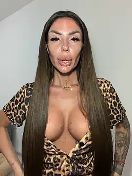 RaquelleXO online show from June 12, 9:30 am