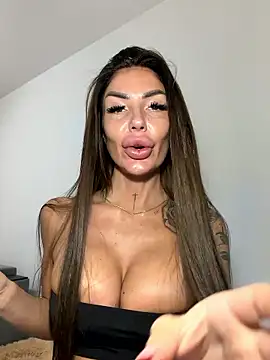 RaquelleXO online show from June 16, 9:23 am