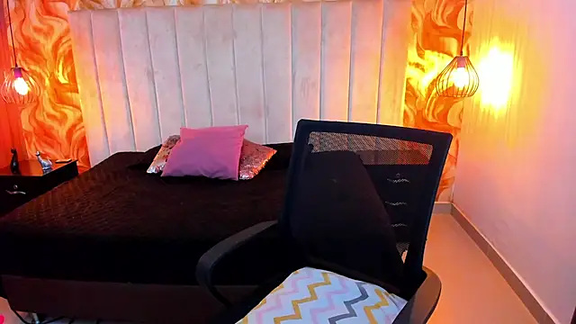 ChloeSmith9 online show from June 13, 7:01 pm