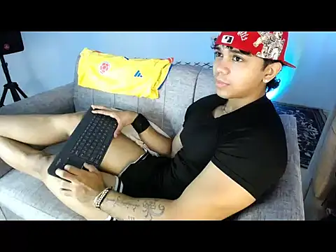 Snapshot of noahprada chatting on June 23, 3:43 pm noahprada online show from June 23, 3:43 pm