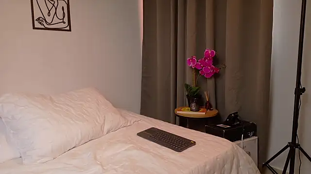 Alanna L online show from June 16, 1:58 pm