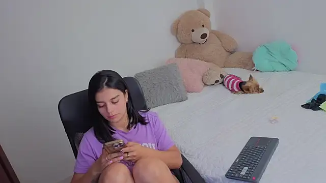 Snapshot of valerihouse_ chatting on June 6, 2:05 am valerihouse online show from June 6, 2:05 am