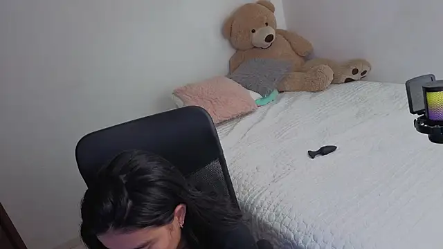 Snapshot of valerihouse_ chatting on June 13, 12:19 am valerihouse online show from June 13, 12:19 am