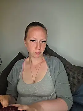 Snapshot of SweetGermanAlina chatting on June 6, 5:39 pm SweetGermanAlina online show from June 6, 5:39 pm
