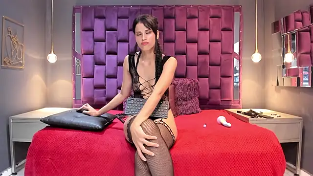AlesiaLara online show from June 1, 7:15 pm