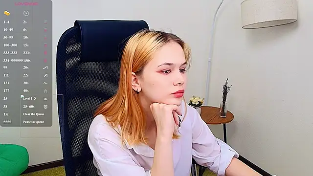 MoonF0xy online show from May 4, 9:38 am