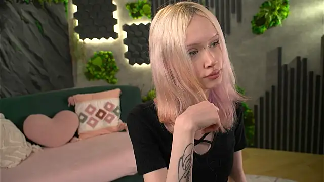 Snapshot of shishka_angel chatting on May 5, 9:45 pm shishka angel online show from May 5, 9:45 pm