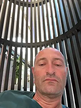 Snapshot of vladgree chatting on June 25, 6:40 am vladgree online show from June 25, 6:40 am