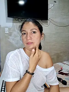Snapshot of Rosa1079 chatting on June 7, 3:32 am Rosa1079 online show from June 7, 3:32 am
