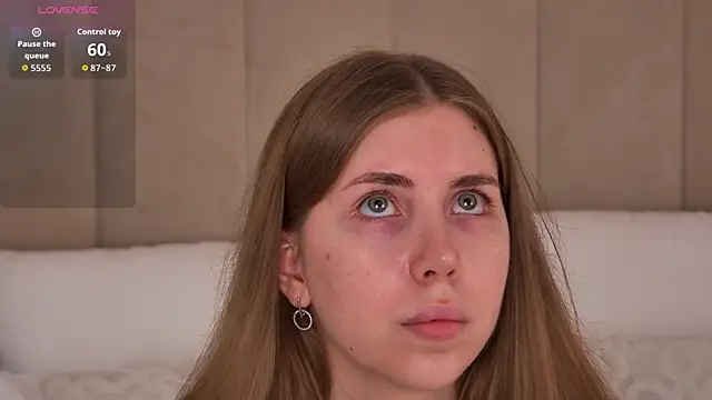 EvaAkiins online show from June 12, 4:39 pm