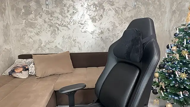 SophiePale online show from December 19, 8:10 am