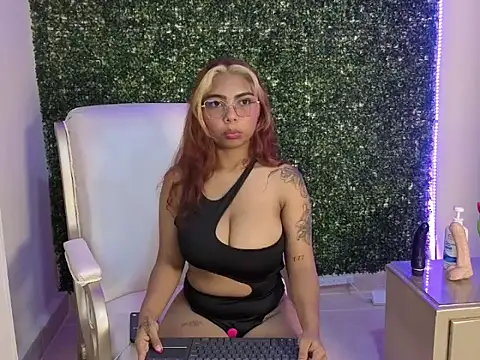 Snapshot of Katy_love222 chatting on May 15, 4:58 pm Katy love222 online show from May 15, 4:58 pm
