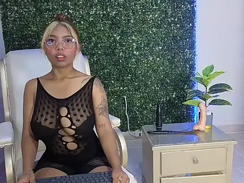 Snapshot of Katy_love222 chatting on May 20, 8:48 pm Katy love222 online show from May 20, 8:48 pm