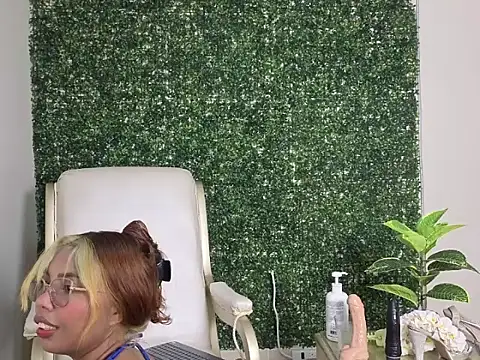 Snapshot of Katy_love222 chatting on May 25, 6:58 pm Katy love222 online show from May 25, 6:58 pm