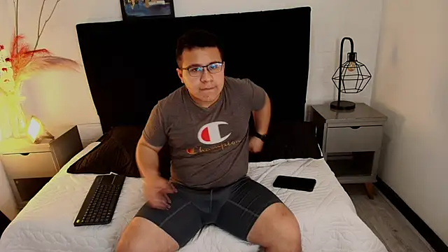 ThiiagoSaenz online show from May 9, 12:54 pm