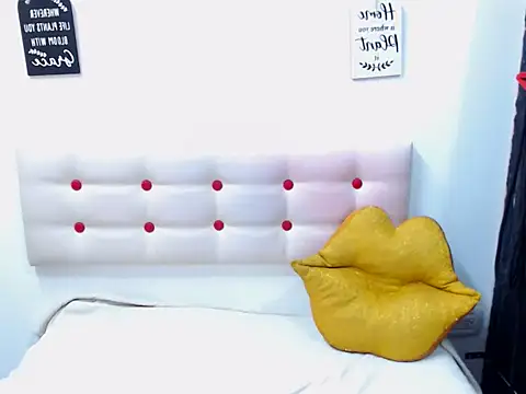 Snapshot of whitneynaugthyxxxx chatting on June 20, 10:01 pm whitneynaugthyxxxx online show from June 20, 10:01 pm