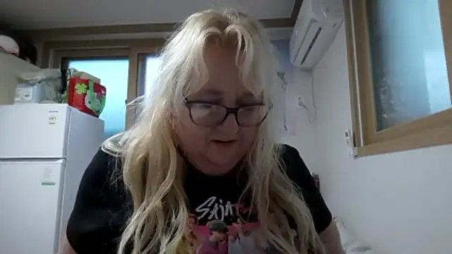 Snapshot of Monalissa729 chatting on May 17, 10:22 am Monalissa729 online show from May 17, 10:22 am