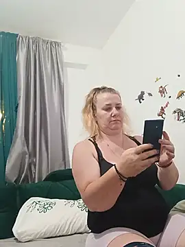 Snapshot of JuliaBestX chatting on June 25, 9:52 pm JuliaBestX online show from June 25, 9:52 pm