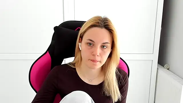 Emma starrs  online show from May 12, 8:33 am