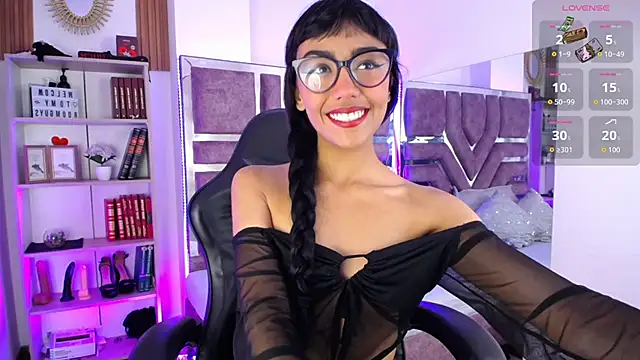 Snapshot of Violett_Gardenn chatting on June 10, 11:31 am Violett Gardenn online show from June 10, 11:31 am