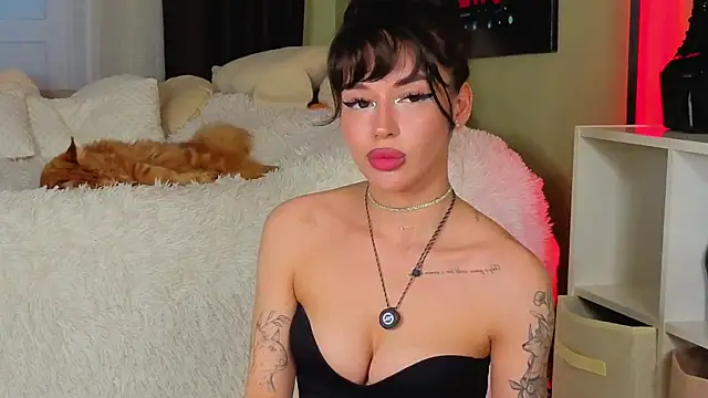 Snapshot of Regina_Amour chatting on June 22, 7:33 pm Regina Amour online show from June 22, 7:33 pm