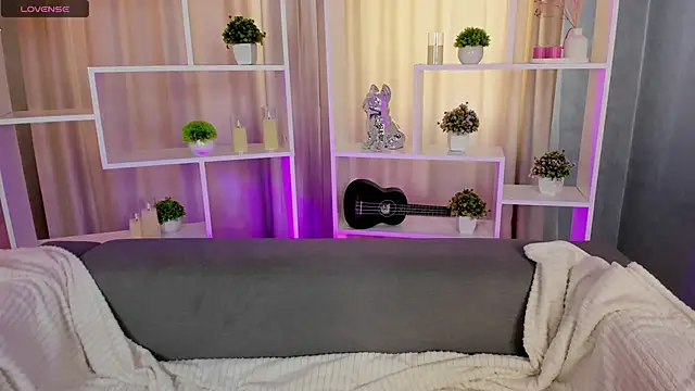 AlexaaBee online show from May 19, 8:09 am