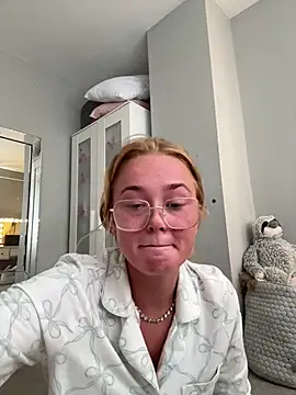 Snapshot of miaflowerxx chatting on August 1, 10:47 am miaflowerxx online show from August 1, 10:47 am