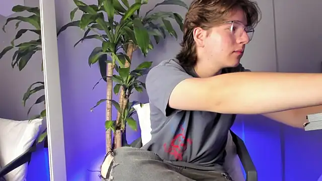 LucasMoraless online show from May 26, 1:51 pm