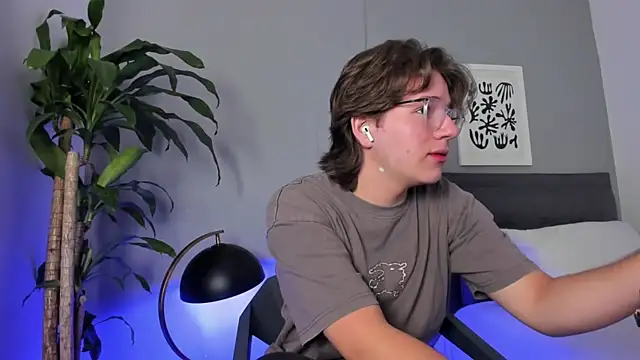 LucasMoraless online show from May 28, 1:52 pm