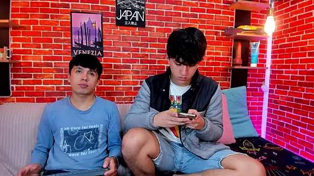 Hoot boyss  online show from June 16, 8:11 pm