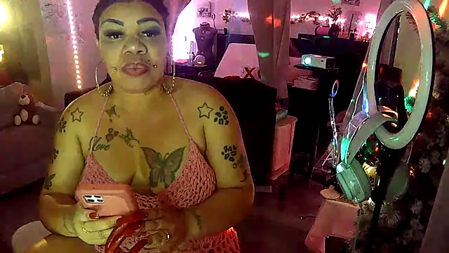 Snapshot of NailGoddessnow chatting on April 26, 3:04 am NailGoddessnow online show from April 26, 3:04 am