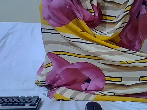 petite pretti online show from June 6, 11:59 am