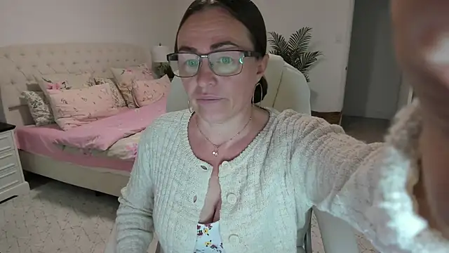 Snapshot of Vika73 chatting on June 18, 10:30 am Vika73 online show from June 18, 10:30 am