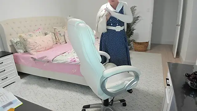 Snapshot of Vika73 chatting on July 17, 11:50 am Vika73 online show from July 17, 11:50 am