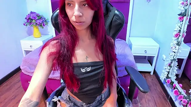 Snapshot of NinaaXXX_ chatting on June 9, 10:10 pm NinaaXXX online show from June 9, 10:10 pm